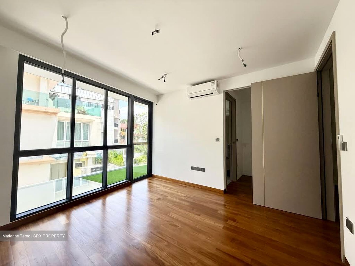 Simon Lane (D19), Terrace #539288231